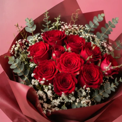 Bouquet de rosas rojas y eucalipto